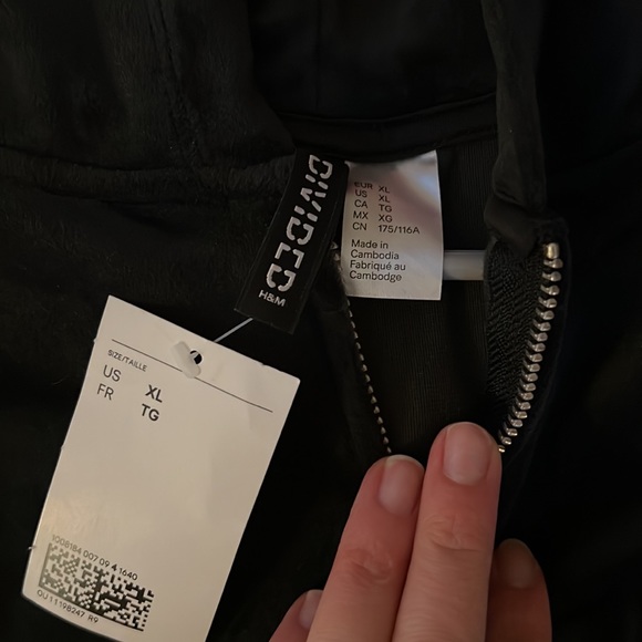 H&M divided, velour cropped black zip up hoodie. Size XL. - Picture 3 of 5
